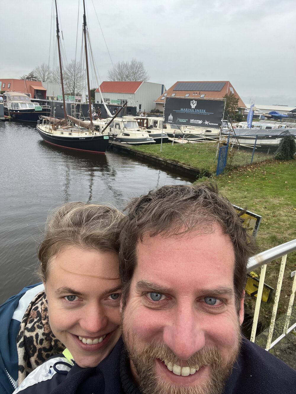 Blije schipper en maat na de aankoop