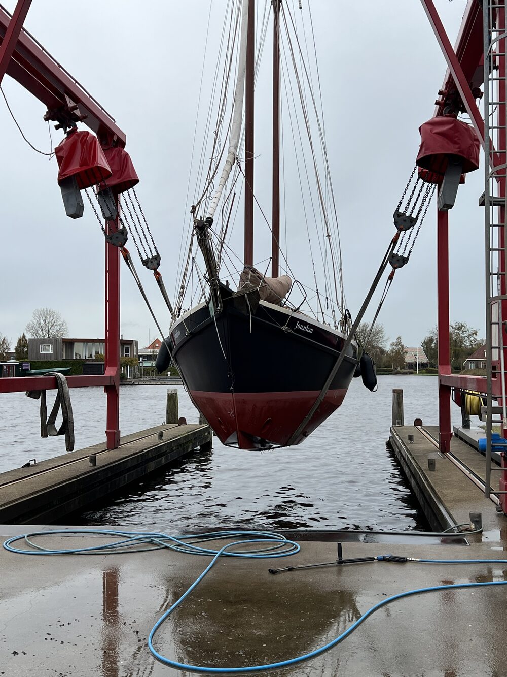 De Jonathan in de kraan bij de keuring