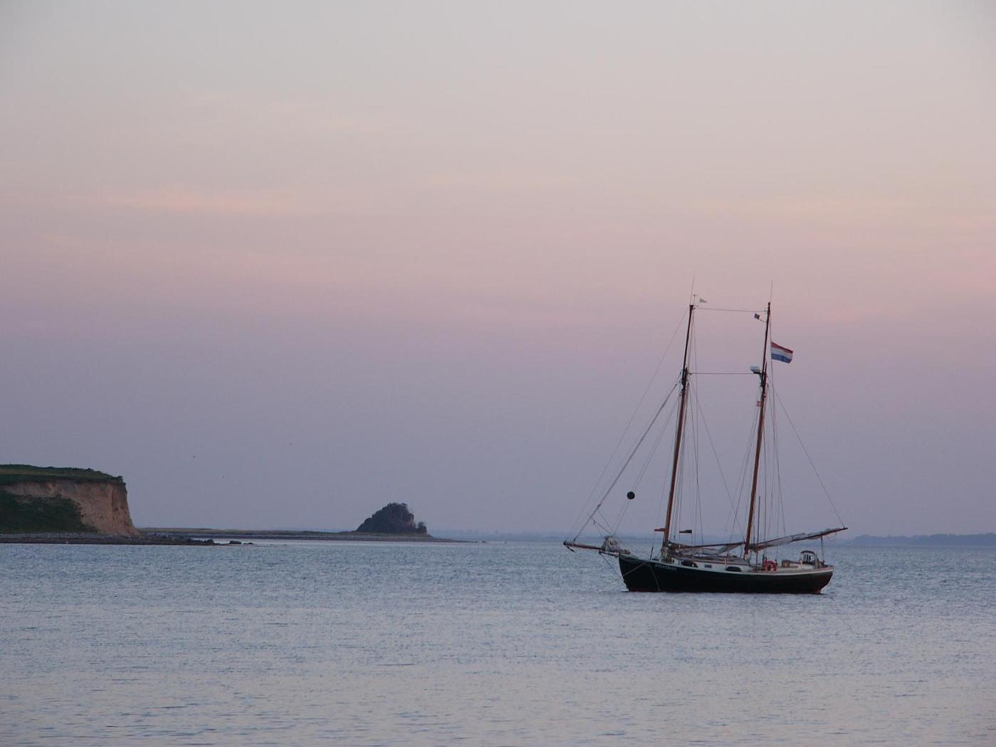 Voor anker in het avondlicht