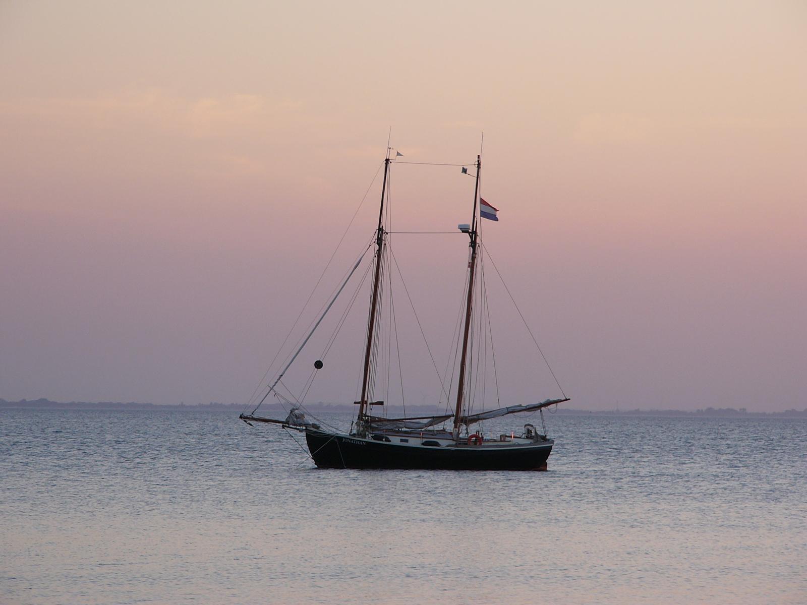 Voor anker in het avondlicht