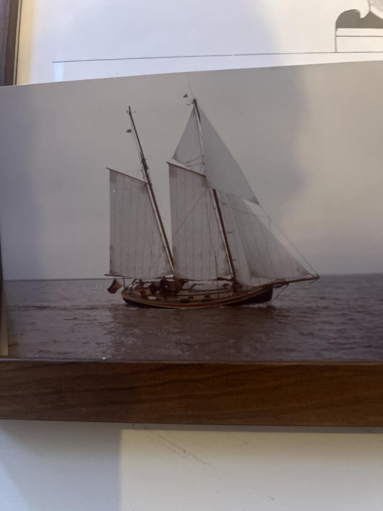 Oude foto van de Jonathan onder zeil