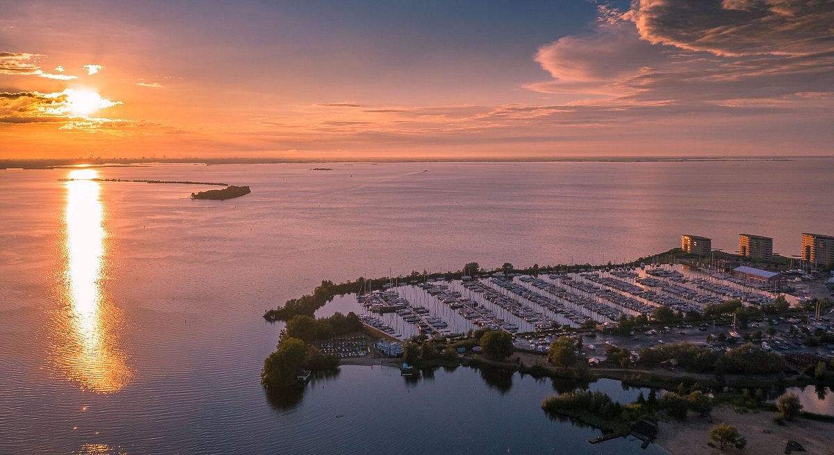 Marina Muiderzand bij zonsondergang